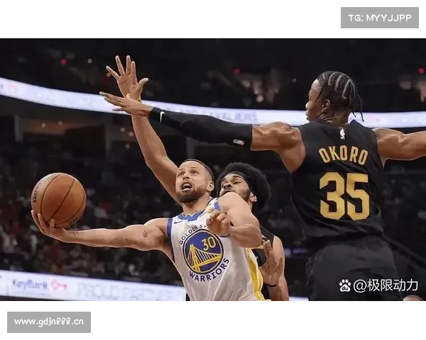 NBA赛场再爆大规模冲突!斯图尔特与对手激战至观众席,7人遭驱逐 NBA赛场再爆大规模冲突!斯图尔特与对手激战至观众席,7人遭驱逐